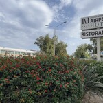 Catania International Airport Hotel - 花が一杯で南国の雰囲気/向かいは警察署で安心？