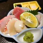 魚処 天悟 - ・お造り盛り （かんぱち たこ タイラギ貝の貝柱 アナゴの薄造り 本マグロ）