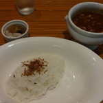 カフェ シエール - メロン型のご飯、カレー、福神漬けとらっきょう