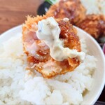 餃子会館 - とんかつソースやタルタルソースをお好みで