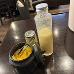 洋食の朝日 - テーブルの備え付けイメージ