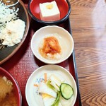 餃子会館 - 冷奴・大根おろし・漬物はどの定食にもついてきます