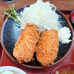 餃子会館 - 全長およそ10cmの大きなカニクリームコロッケ