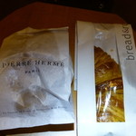 PIERRE HERMÉ PARIS - 左が、ピエール・エルメの「クロワッサン　イスパハン」右は前にレビューしたBread & Roses Rive Gaucheのクロワッサン！