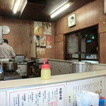 まるひさ - お店は昭和風ですが、お掃除が行き届いてて清潔感があります。