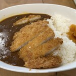 ひまわり - 私は「カツカレー」をオーダー！ご飯の盛り方、雑ですね…(꒦ິ⌑︎꒦ີ)