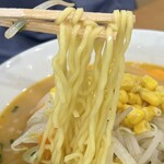 ひまわり - この黄色い中太麺がスープとよく絡んでいます♪