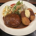 あらえびす - ハンバーグとカニクリームコロッケの取り合わせ