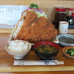 Tonkatsu Tsukasa - ジャンボロースかつ定食。　　手前にあるのは ３０ｃｍの ものさし。