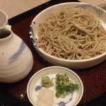 玄蕎麦 野中 - 淡い緑の荒挽き蕎麦