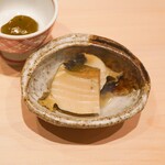 すし 良月 - 茨城の黒鮑  アワビの肝と和歌山の白味噌をブレンドしたソース
