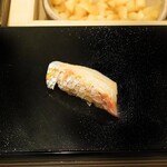 すし 良月 - 明石の鯛 最初の鯛のお腹のところ