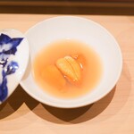 すし 良月 - 鮑の煮出しに赤ウニを加えたいちご煮風で