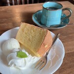 Guten Tag - シフォンケーキとホットコーヒー¥900