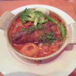 豚ばら肉、ホルモン、白いんげん豆のトマト煮込み