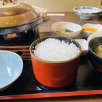 山清水 - 鴨の陶板焼き、ご飯は大盛りじゃないけど、たっぷり
