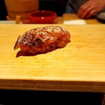 立ち喰い鮨 人人 - 天然真鯛の焼霜