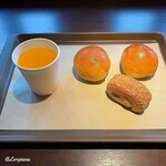 進々堂 - 料理写真:イワンマル×2個とミニデニッシュキャラメル×1個