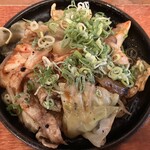 肉工房 千里屋 ホルモンバル - キャベツ入ってる豚キムチ