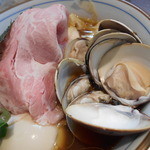 中華そば 四つ葉 - 蛤と叉焼アップ