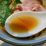 中華そば 四つ葉 - 煮干しより若干油が多目なスープ