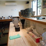 中華そば 四つ葉 - カウンター席と奥のテーブル席