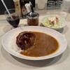 カリー軒 - ハンバーグカレー（ビーフ、ご飯少なめ）とアイスコーヒー