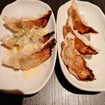 鶏っこ商店 - チーズ餃子   焼き餃子(60分してやっと)