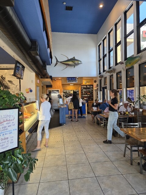 Blue Water Seafood Market & Grill （ブルーウォーター