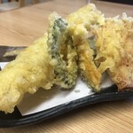 そば処おにひら - 天ぷら盛り合わせはサックサク〜　穴子大きいなー♪