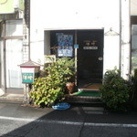 洋燈 - 玄関はお店の南側