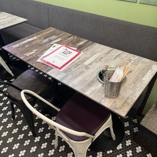 2〜4名様テーブル