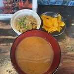 なんちゃって - 小鉢、漬物、味噌汁付き