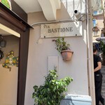 Ristorante Pizzeria Shelter - 目ぬき通りから少し降りると店がある