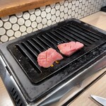 広島焼肉　肉屋のぶすけ紙屋町 - 手前が火が強いみたい