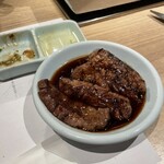 広島焼肉　肉屋のぶすけ紙屋町 - 大きめのお皿にタレをたっぷりで　美味しい♪