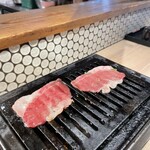 広島焼肉　肉屋のぶすけ紙屋町 - コウネは火の弱い上側で(塩だったので)
