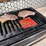 広島焼肉　肉屋のぶすけ紙屋町 - コウネがなかなか焼けないので下側でロースを