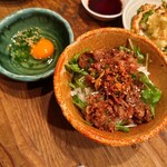 立呑み 浅草 洒落者 - 牛すき焼きTYG（卵黄を絡めて濃厚に）