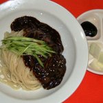 韓国料理 皇帝 - ジャージャー麺　韓国のTVドラマでよく登場する麺料理.中国の味噌で玉葱と豚肉を炒め、麺にかけ混ぜて食べる韓国ラーメンです