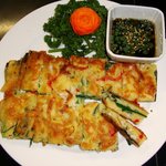 韓国料理 皇帝 - パジョン（ねぎのチヂミ）　葱と海産物がたっぷりの韓国風お好み焼き　小1000、２-３人前　1800円　当店のパジョン　は厚みが違い。