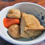 よし半 - お通し（厚揚げと小ジャガイモの煮物）