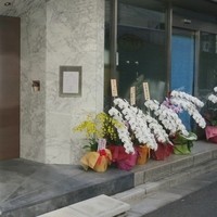 ラ ペ - 新店らしく内外にはお祝い花が並んでいます。