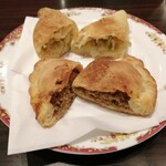 Cafe RUSSIA - 手前が肉のピロシキで奥が野菜のピロシキ♪