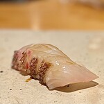 すしやのたい悟 - 真鯛昆布〆。引き締まった身、ねっとりした旨みが最高！