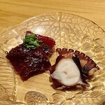 すしやのたい悟 - ニタリ鯨＆タコ桜煮。久しぶりにいただくたい悟王道の2品にほっこり✩.*˚