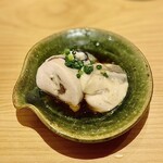 すしやのたい悟 - 厚岸の生牡蠣。6日間寝かせたものだそうで、クリーミーなとろける食感は、まさに職人技を感じる一品です(ﾉ◕ヮ◕)ﾉ*.✧