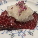 日本料理 晴山 - ミンク鯨尾の身漬け、北見の玉葱