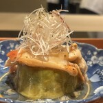 日本料理 晴山 - 群馬賀茂なす長万部産北寄貝に上から茗荷