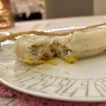 SALONE TOKYO - パリパリサクサクで､断面が綺麗に切れませんでしたが､中はふわふわの穴子です。2種類のソース（甘いソースと少し酸味のソース）も味変感覚で最後まで美味しく戴きました。